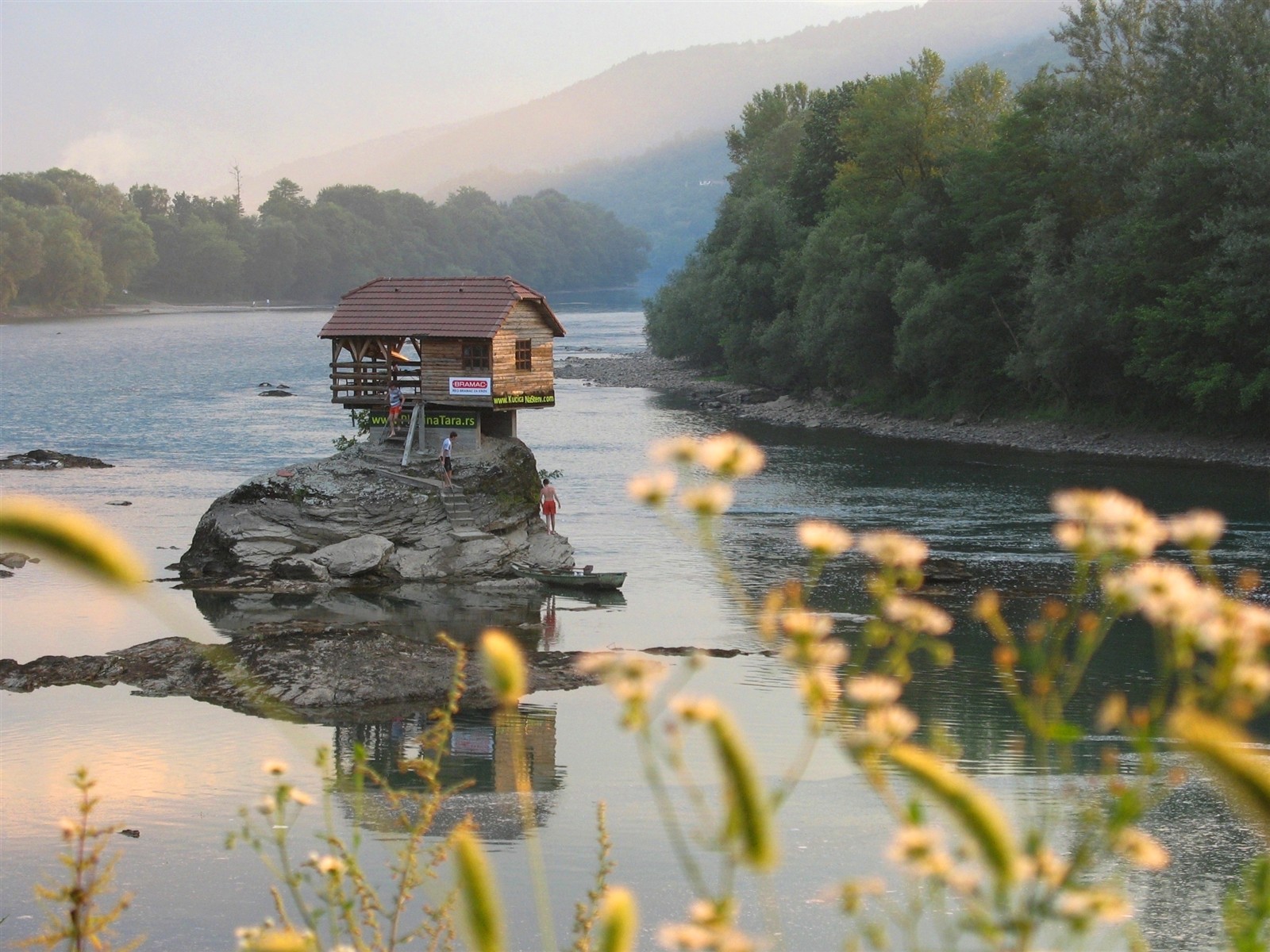 http://amazing--world.yolasite.com/resources/House%20in%20the%20middle%20of%20the%20Drina%20River.jpg